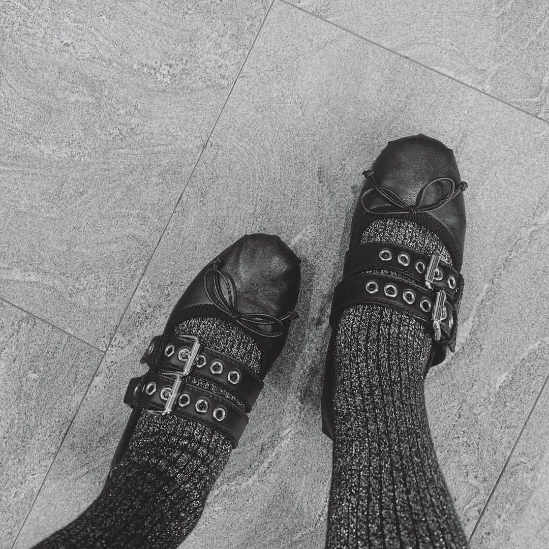 猪鼻ちひろのインスタグラム：「🩰🖤 ラメ靴下とバレエシューズで打ち合わせへ。 後ほど、お知らせがあるので お待ち下さいませ♡ #ちひろのお洋服 #miumiu #casselini」