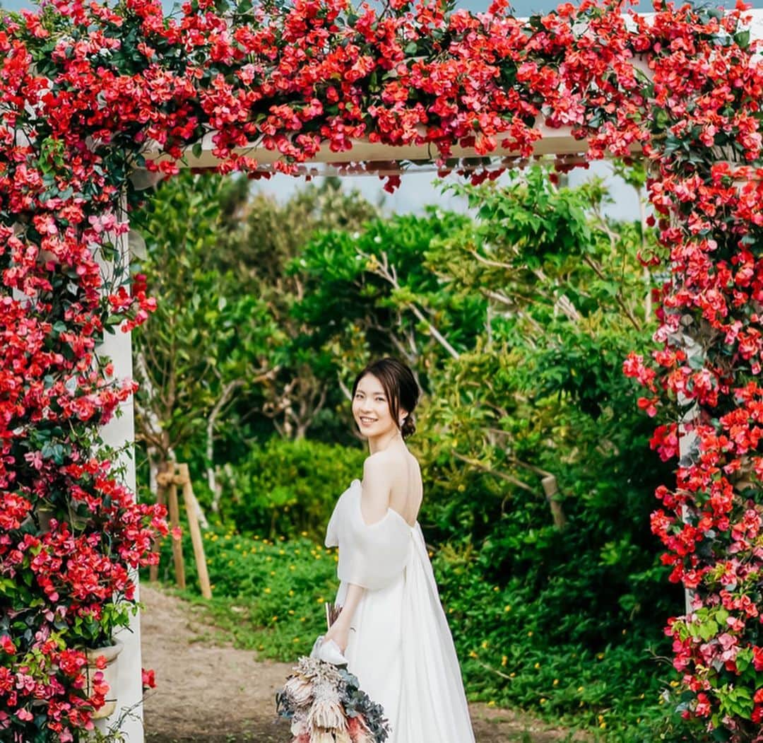 ARLUIS WEDDINGさんのインスタグラム写真 - (ARLUIS WEDDINGInstagram)「沖縄最大級のウエディングリゾート「ザ・ギノザリゾート」美らの教会。 . 10,000坪の敷地内には、たくさんのフォトスポットが。 . . ▪️#アールイズウエディング ▪️Area：#沖縄 ▪️Chapel：#美らの教会 . . アールイズウエディングでは、 結婚式当日はもちろん、 おふたりのリゾートステイをご提案しています。 . 風までも、思い出になるリゾートウエディングを。 . . #アールイズウエディング #アールイズ花嫁  のハッシュタグをつけるか、 @arluiswedding  をタグ付けして、﻿ 投稿・発信してくださいね✈﻿ 公式IGでリグラムさせていただきます✨」2月5日 18時44分 - arluiswedding