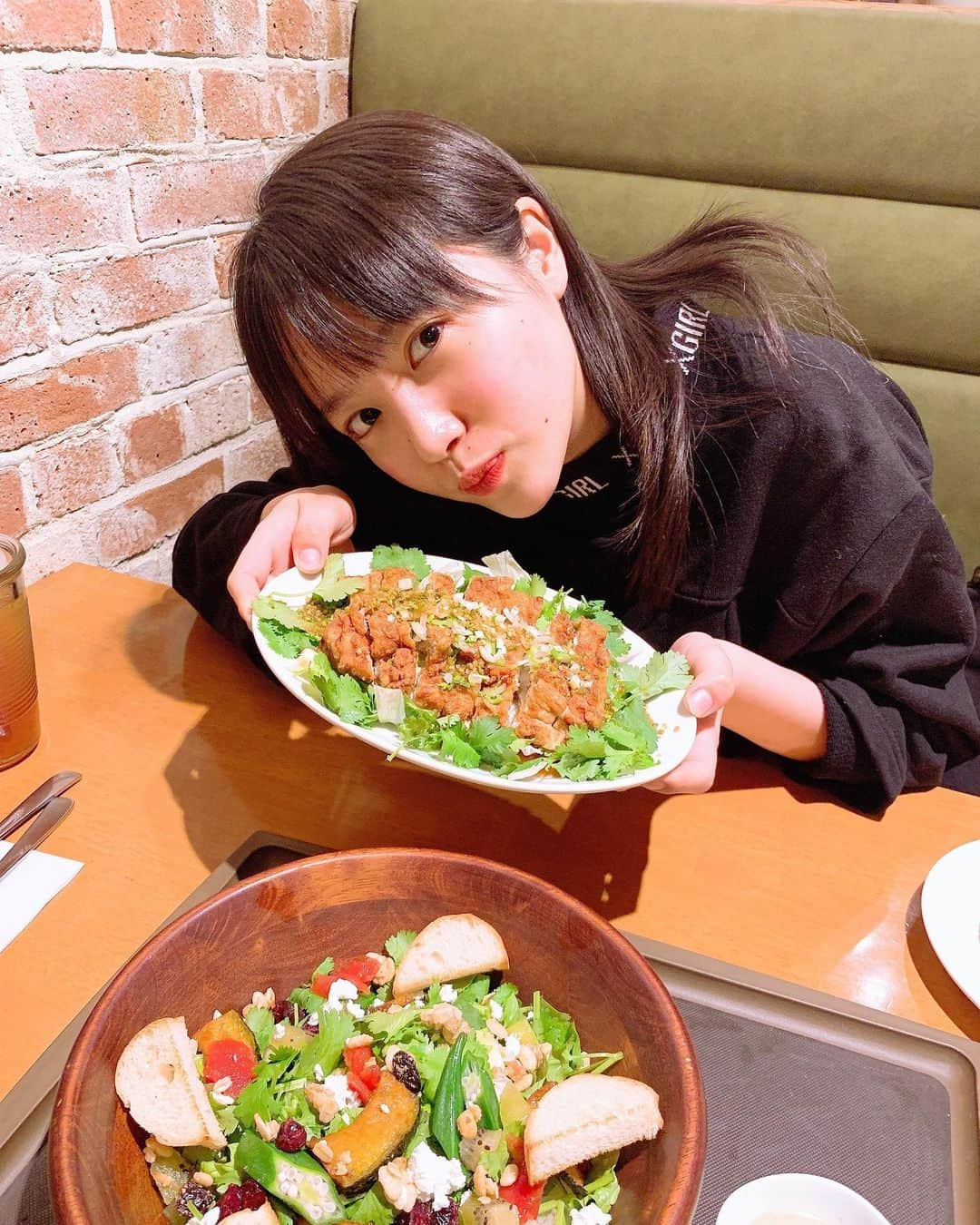 中山莉子さんのインスタグラム写真 - (中山莉子Instagram)「→﻿ 最近パクチー食べれるようになったのでパクチー専門店へ﻿ 今度はもっとパクチー盛り盛りにして食べたい~﻿ 苦手だったものを克服した🤤﻿ ﻿ #パクチー#パクチー専門﻿店」2月5日 18時53分 - nakayama_riko_official