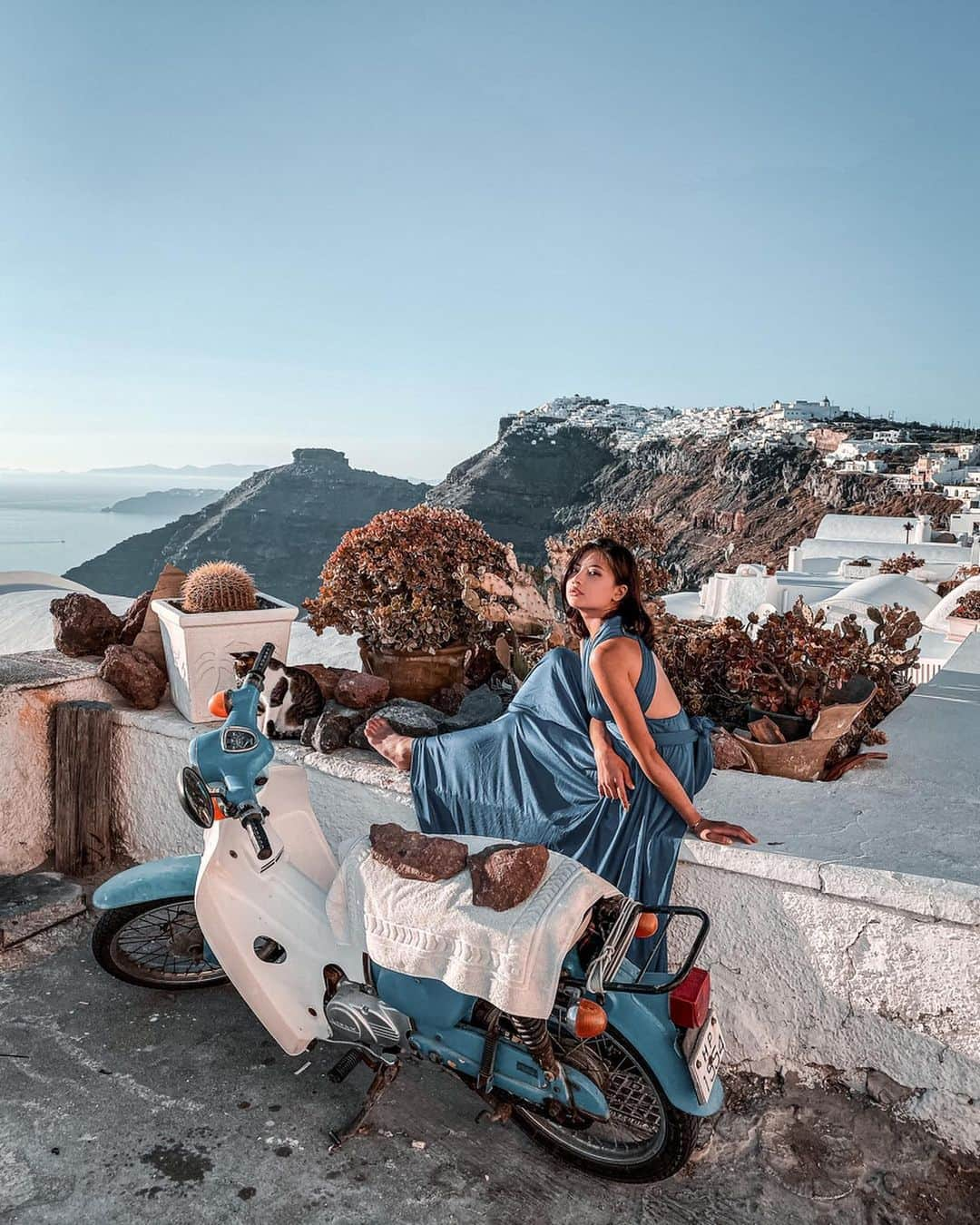 VIENNAさんのインスタグラム写真 - (VIENNAInstagram)「Before the sunset🥰 Santorini is one of the beautiful places Ive visited and wanna go back again !!! I can tell its real paradise. ・ ・ ・ #santorini#greece#travel#like4like#follow4follow#followforfollow#travel#trip#diet#sexy#likeforlike#makeup#tagsforlikes#f4f#vsco#lightroom#コーデ#おしゃれさんと繋がりたい#ボブ#ダイエット#写真好きな人と繋がりたい#サントリーニ島#サントリーニ#ギリシャ」2月5日 18時49分 - viennadoll_official