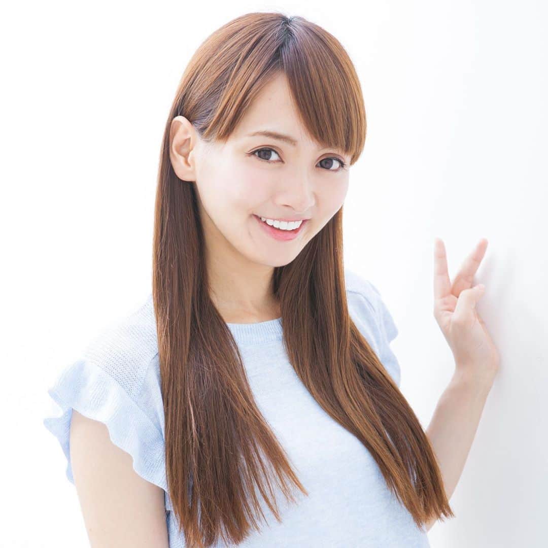 朋未のインスタグラム：「朝から宣材写真探したり勉強したり保育の仕事したりばたばた。  懐かしい写真もいっぱいでてきたので、また暇になったらインスタにあげよう。(いつ暇になるの？  ざきおかさん(@zak_photograph )に撮ってもらった写真。  髪の毛、なが！！」