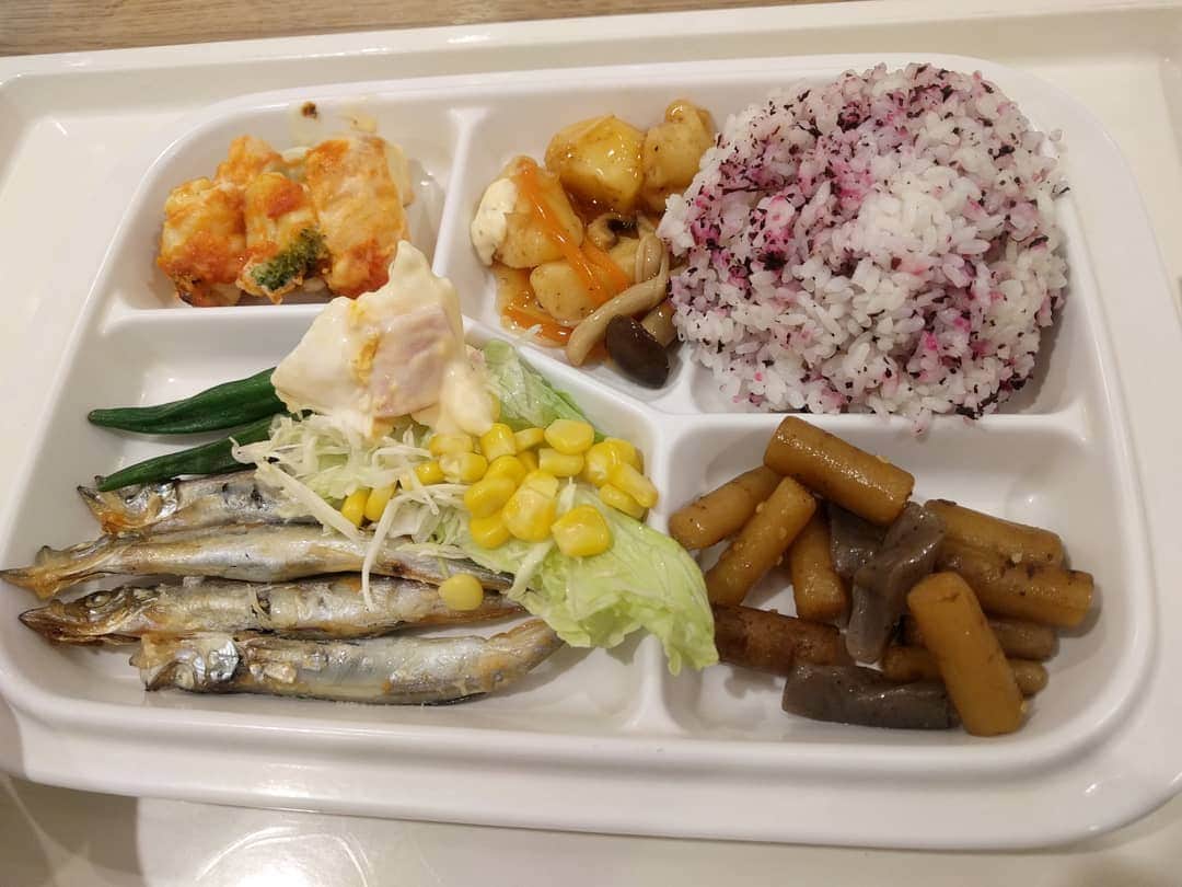 越中睦士さんのインスタグラム写真 - (越中睦士Instagram)「友達の会社の社食 外部の人も利用出来ると言う事で 利用してみたけど、栄養あって安くて美味しかった〜✧🍴」2月5日 18時57分 - makotokoshinaka