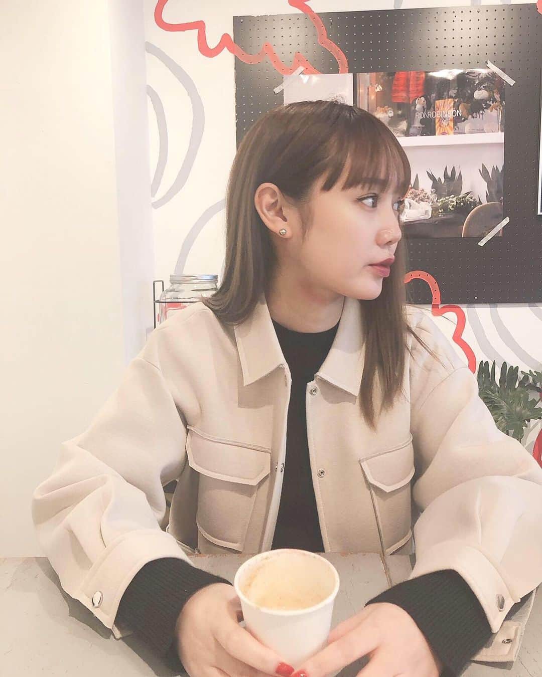 西本早希のインスタグラム：「・ ・ ボンディング生地の 軽いアウター 🙋‍♀! 色も形も合わせやすくてタイプ〜 春先まで使えそう 🌸 ・ ・  eimeelawの オンラインストアが今日から リニューアルオープンしたみたいなので ぜひ 😇! #eimeelaw #エイミーロウ #PR」