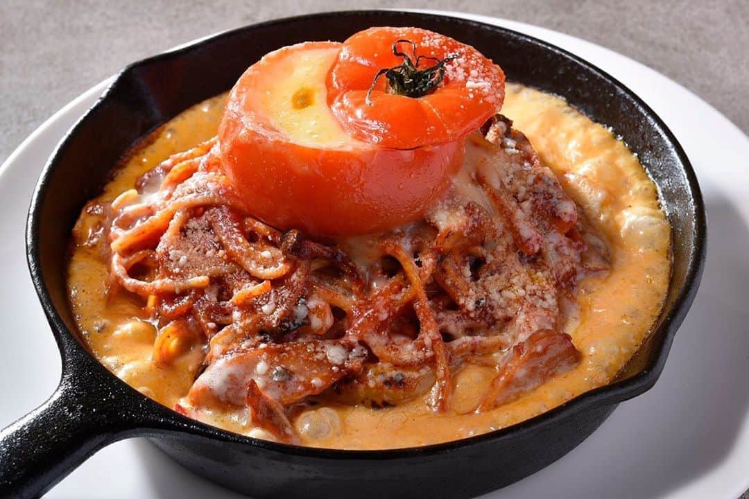 のインスタグラム：「昨日からグランドメニューと季節のおすすめメニューが更新されました！^_^  写真は新メニューの ”丸ごとトマトのトロけるチーズ鉄板ナポリタン”  大好評です！(^｡^) #渋谷イタリアン#淡路島食材#チーズ鉄板ナポリタン#渋谷駅近#アクアパッツァ」