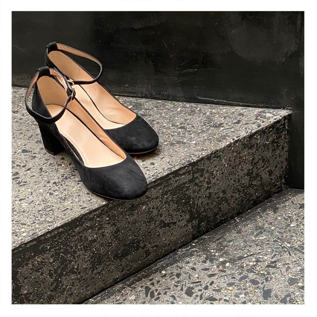 ティラマーチのインスタグラム：「Sandals classic chic. Shoot by @tamarataichman #TilaMarch #TilaMood #Shoes #Classic #Chic」