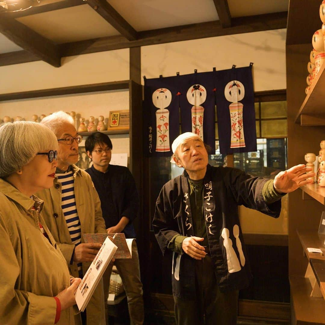 bon ponさんのインスタグラム写真 - (bon ponInstagram)「大人のためのプレミアムマガジン「Kappo 仙台闊歩」104号(2020年3月号)は本日発売です。@kappo_sendai  私達の連載『bonとponの宮城ふたりあそび』の第9回目が掲載されています。今回は鳴子の「桜井こけし店」さんへ行って来ました。 @sakuraikokeshiten ＊ 東北に暮らす人には馴染み深いこけし。こけしには古くから伝承されてきた「伝統こけし」と、新たな感性でつくられる「新型こけし」や「創作こけし」があります。「伝統こけし」は全部で11系統あり、うち5系統がここ宮城にあります。そのうちの一つが今回訪ねた鳴子系のこけしです。 鳴子温泉駅からほど近いところに、先祖代々鳴子伝統こけしをつくり続けてきた櫻井家の工房があります。現在は、五代目の櫻井昭寛さんと六代目の尚道さん親子が営んでおられます。 工房に入ると、沢山の個性豊かなこけしが私達を迎えてくれました。首を回すとキュキュッと音が鳴る日本美人系の鳴子伝統こけしもあれば、独創的な木地雛もある。雛人形に着想を得て四代目の昭二さんが考案し、現在も昭寛さんがつくり続けている木地雛シリーズの「ひいな」や、尚道さんが手掛けるパステルカラーや蛍光色のモダンなこけしなど、その種類の多さに驚きました！ 先達の技術や精神を受け継ぎながら、新しい表現を探求する姿勢こそが「櫻井家の伝統です」と仰っていました。 ＊ 見事なろくろ挽きを見学させていただいた後、初めてのこけしの絵付けに挑戦しました。 最初は紙で練習をしましたが、眉毛一本描くのも上手くいかず、自分の下手さ加減に筆を置きたくなりましたが、何事も体験だと思い直して実際に描いてみました。 見本のこけしを見ながら絵付けをするのですが、全く思うように描けませんでした😅😅 いかに工人の技が卓越したものであるか、自分が体験してみて身に染みて分かりました。 出来上がったこけしは、慎重なbon、大雑把なpon、それぞれの性格がよく現れていました😁😁 ＊ 工房では、3月3日のひな祭りまで「ひいな展」を開催。普段は並ぶことのないさまざまな型の 「ひいな」がお目見えします。 ＊ ■桜井こけし店  @sakuraikokeshiten  大崎市鳴子温泉字湯元 26 0229-87-3575 9:00~18:00(不定休) 絵付け体験 1,650 円 ※4名以上は要予約 https://www.sakuraikokeshiten.com/ ＊ 巻頭特集は、編集部が総力をあげて取材した「もてなしの名店 昼編」です。2017年に好評だった「もてなしの名店」特集の第二弾。今回は“ランチ”に絞ってご紹介しています。 その他、オリンピックイヤーを記念して新連載もスタート！ ＊ 昨年末にグランドオープンした『Kappo WEB』では、最新号の情報やムービーのほか、イベントやコラボのお知らせをしていますので、ぜひご覧ください( @kappo_sendai のプロフィールのリンクから) ＊ ■Amazonはこちらから↓ https://machimall.machico.mu/products/detail/96 ■マチモールはこちらから↓ https://www.amazon.co.jp/dp/B07Y9BDW9W ・ ・ #Kappo3月号 #仙台闊歩 #Kappo #カッポ #仙台Kapoo #桜井こけし店 #鳴子こけし #夫婦 #60代 #ファッション #コーディネート #リンクコーデ #夫婦コーデ #グレイヘア #白髪 #共白髪 #couple #over60 #fashion #coordinate #instafashion #instagramjapan #greyhair #bonpon511」2月5日 19時04分 - bonpon511