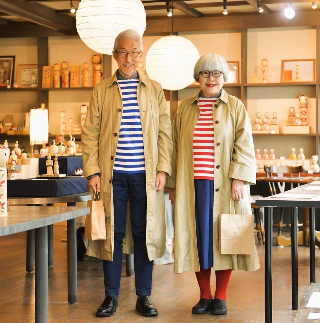 のインスタグラム：「大人のためのプレミアムマガジン「Kappo 仙台闊歩」104号(2020年3月号)は本日発売です。@kappo_sendai  私達の連載『bonとponの宮城ふたりあそび』の第9回目が掲載されています。今回は鳴子の「桜井こけし店」さんへ行って来ました。 @sakuraikokeshiten ＊ 東北に暮らす人には馴染み深いこけし。こけしには古くから伝承されてきた「伝統こけし」と、新たな感性でつくられる「新型こけし」や「創作こけし」があります。「伝統こけし」は全部で11系統あり、うち5系統がここ宮城にあります。そのうちの一つが今回訪ねた鳴子系のこけしです。 鳴子温泉駅からほど近いところに、先祖代々鳴子伝統こけしをつくり続けてきた櫻井家の工房があります。現在は、五代目の櫻井昭寛さんと六代目の尚道さん親子が営んでおられます。 工房に入ると、沢山の個性豊かなこけしが私達を迎えてくれました。首を回すとキュキュッと音が鳴る日本美人系の鳴子伝統こけしもあれば、独創的な木地雛もある。雛人形に着想を得て四代目の昭二さんが考案し、現在も昭寛さんがつくり続けている木地雛シリーズの「ひいな」や、尚道さんが手掛けるパステルカラーや蛍光色のモダンなこけしなど、その種類の多さに驚きました！ 先達の技術や精神を受け継ぎながら、新しい表現を探求する姿勢こそが「櫻井家の伝統です」と仰っていました。 ＊ 見事なろくろ挽きを見学させていただいた後、初めてのこけしの絵付けに挑戦しました。 最初は紙で練習をしましたが、眉毛一本描くのも上手くいかず、自分の下手さ加減に筆を置きたくなりましたが、何事も体験だと思い直して実際に描いてみました。 見本のこけしを見ながら絵付けをするのですが、全く思うように描けませんでした😅😅 いかに工人の技が卓越したものであるか、自分が体験してみて身に染みて分かりました。 出来上がったこけしは、慎重なbon、大雑把なpon、それぞれの性格がよく現れていました😁😁 ＊ 工房では、3月3日のひな祭りまで「ひいな展」を開催。普段は並ぶことのないさまざまな型の 「ひいな」がお目見えします。 ＊ ■桜井こけし店  @sakuraikokeshiten  大崎市鳴子温泉字湯元 26 0229-87-3575 9:00~18:00(不定休) 絵付け体験 1,650 円 ※4名以上は要予約 https://www.sakuraikokeshiten.com/ ＊ 巻頭特集は、編集部が総力をあげて取材した「もてなしの名店 昼編」です。2017年に好評だった「もてなしの名店」特集の第二弾。今回は“ランチ”に絞ってご紹介しています。 その他、オリンピックイヤーを記念して新連載もスタート！ ＊ 昨年末にグランドオープンした『Kappo WEB』では、最新号の情報やムービーのほか、イベントやコラボのお知らせをしていますので、ぜひご覧ください( @kappo_sendai のプロフィールのリンクから) ＊ ■Amazonはこちらから↓ https://machimall.machico.mu/products/detail/96 ■マチモールはこちらから↓ https://www.amazon.co.jp/dp/B07Y9BDW9W ・ ・ #Kappo3月号 #仙台闊歩 #Kappo #カッポ #仙台Kapoo #桜井こけし店 #鳴子こけし #夫婦 #60代 #ファッション #コーディネート #リンクコーデ #夫婦コーデ #グレイヘア #白髪 #共白髪 #couple #over60 #fashion #coordinate #instafashion #instagramjapan #greyhair #bonpon511」
