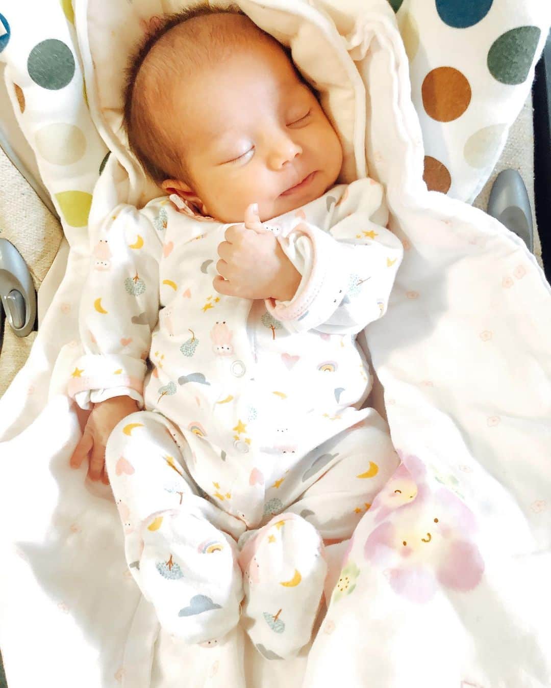 村上シェリーのインスタグラム：「Emma’s thumbs up 👍🏻 😂 I’m glad you’re doing well👍🏻👍🏻 • Alles Gute👍🏻❗️ • どうやら　#概ね良好 だそうです👶🏻👍🏻 #howtoteachababy #todo #thumbsup • • #赤ちゃん #赤ちゃんあるある #赤ちゃんとの暮らし #赤ちゃんのいる生活 #ベビー服 #ベビーフォト #ベビーファッション #babygirl #babyphotography #babyfashion • • • • •  #emmastefany #babyemma  #baby #babygirl #newborn #新生児 #momlife #parenting #photography #mom #babyphotography #bhfyp #赤ちゃん #赤ちゃんとの暮らし #赤ちゃんのいる生活 #ベビー服 #ベビーフォト #子育てママ」