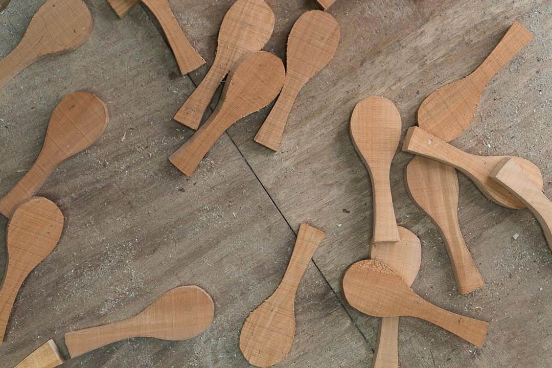 Japanese Craft Mediaさんのインスタグラム写真 - (Japanese Craft MediaInstagram)「Miyajima makes not only Shamoji but also a variety of utensils that suit our modern-day lives, like the Biwa multi-purpose spatula from @hakataya_miyajima . The shape of the BIWA is simple but it is very refined and beautiful. It is able to find the your favorite way of use. The warmth wooden utensil enriches my daily life.  JapanMade collaborated with @mazda_jp to make this content. #japanmade_co #japanmade #japanculture #japanstyle #japanlife #woodencrafts #craftsmanship #しゃもじ #spatula  #miyajima #hiroshima」2月5日 19時06分 - japan___made
