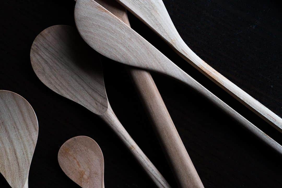 Japanese Craft Mediaのインスタグラム：「Miyajima makes not only Shamoji but also a variety of utensils that suit our modern-day lives, like the Biwa multi-purpose spatula from @hakataya_miyajima . The shape of the BIWA is simple but it is very refined and beautiful. It is able to find the your favorite way of use. The warmth wooden utensil enriches my daily life.  JapanMade collaborated with @mazda_jp to make this content. #japanmade_co #japanmade #japanculture #japanstyle #japanlife #woodencrafts #craftsmanship #しゃもじ #spatula  #miyajima #hiroshima」