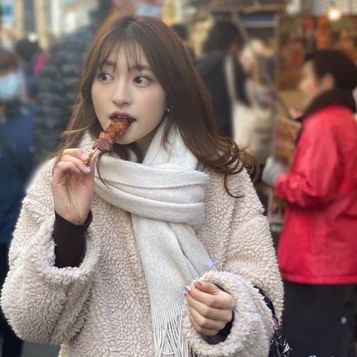 のインスタグラム：「芥田愛菜美です！﻿ 事務所に行く前に朝から築地市場で食べ歩きしてきました！私が食べてるのは鰻の串です！他にも卵焼きの串と生牡蠣、和牛雲丹軍艦に海鮮丼も食べてきました💕﻿ 今回はいつもと一味違う東京を楽しめて良かったです！次は豊洲市場に行きたい🥺！﻿ ﻿ 新しくTikTokやPocochaで生配信も始めるので是非遊びに来てください👼🏼✨﻿ ﻿ #芥田愛菜美 (@mirumiru1019 )﻿ #築地市場 ﻿ #豊洲市場 ﻿ #和牛雲丹軍艦 ﻿ #tiktok ﻿ #pococha ﻿ #セントフォース ﻿ #centforce ﻿」