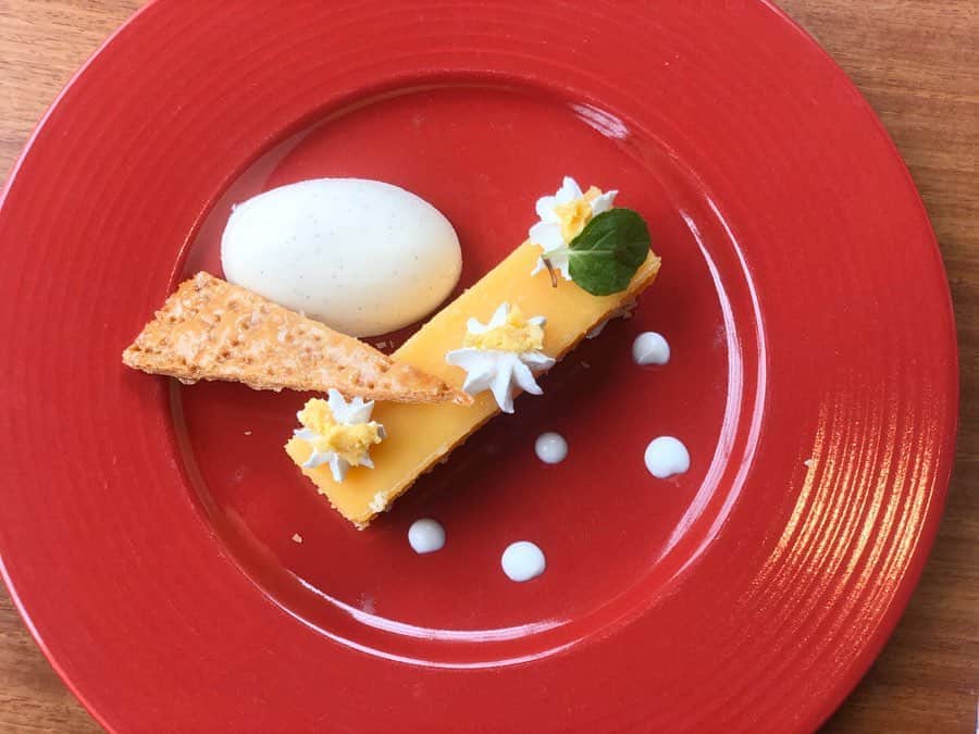 のインスタグラム：「🎀 この間のイーストサイドカフェのベリーベリーミニースペシャルコースの詳細です🍽 出てきた順番と写真の順番が逆なのですが（デザートが可愛いから一枚目にしたかった🥺） ・【前菜】ブッラティーナとストロベリー ・【メイン】スパゲッティーニ、パンチェッタとパンプキンのトマトソース ・【デザート】レモンタルト これにパンが付きます🥖 パスタ→ミッキーがミニーをイメージして作った デザート→ミニーがミッキーのために好物を作った そうです🥰可愛い🥰 ミッキーがレモンタルト好きって知らなかった👀 美味しくてボリュームもありオススメです🎀 .  #ベリーベリーミニー #ベリミニ #イッツベリーミニー #ディズニー贅沢プラン #イーストサイドカフェ #ベリーベリーミニースペシャルメニュー #ベリーベリーミニースペシャルセット #ディズニーランチ #ディズニーグルメ #ディズニーマニア #ディズニーランド #ディズニーフード #disneyphoto #disney_foodie_  #disneyfood #minne」