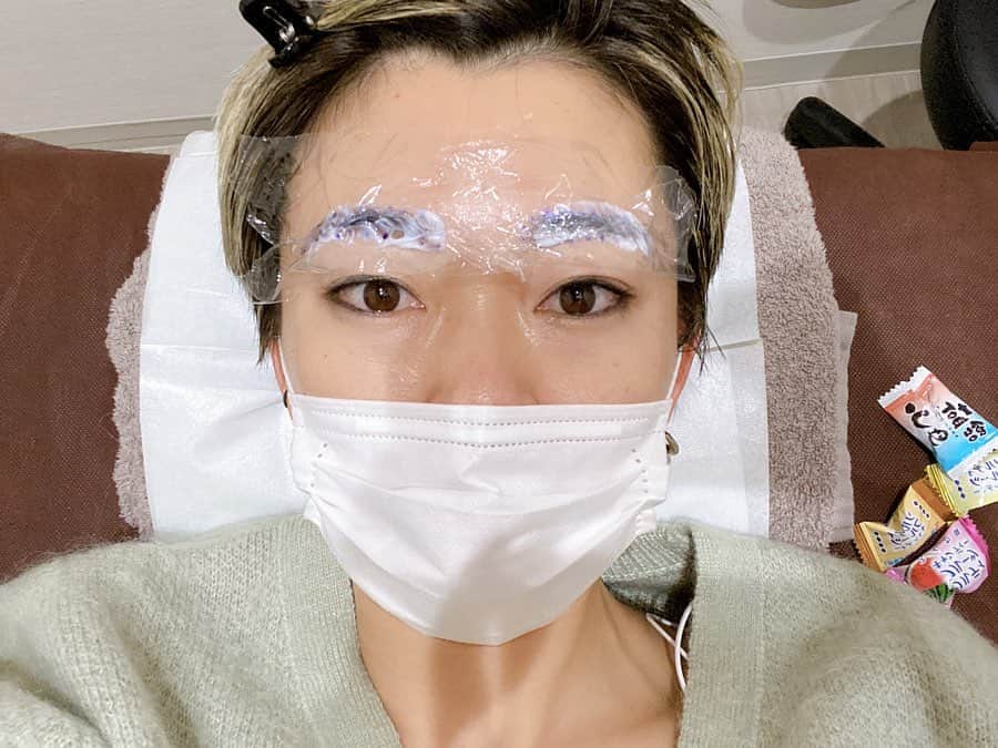 藤田敦子さんのインスタグラム写真 - (藤田敦子Instagram)「ㅤㅤㅤ 久々に眉毛のアートメイクしてきました。 やっとカサブタがほぼ取れた👏 あと何回かやる必要ありそうだな、 て感じですがメイクはとても楽。 海やプール、汗をかく運動をする方には本当におすすめ。 ㅤㅤㅤ しかし、足首のタトゥより眉毛の方がだいぶ痛かったなぁ😅 ㅤㅤㅤ 施術してくださった方がとても優しくて めちゃ麻酔何回もしてくださった。 大人なのに痛がってすみません😅 ㅤㅤㅤ #肝心な完成の写真撮ってない笑 #アートメイク #自分の顔をアップするとすぐフォロワーが減る #需要ないのはわかってる #なんかすいません爆」2月5日 19時33分 - blenda0305
