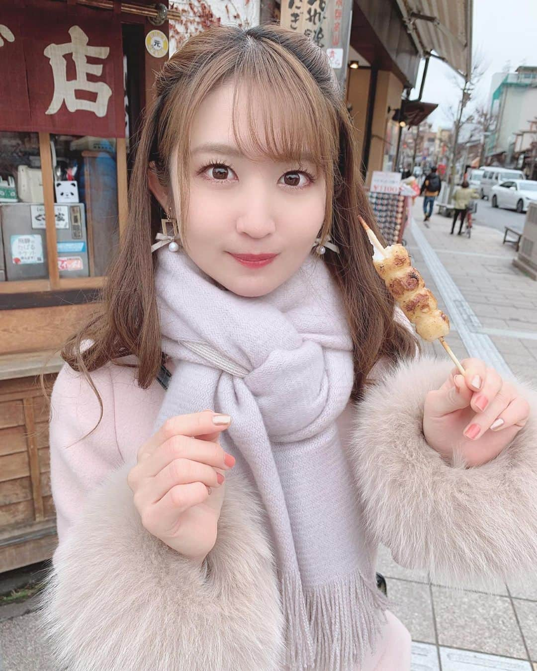 沢井里奈さんのインスタグラム写真 - (沢井里奈Instagram)「♡ . お団子🍡💕💕 香ばしくて美味しかった☺️💓💓 . #hidagyu #hidagyusushi #hidatakayama #hida #takayama #ootd #coodinate #fashion #instafood #instalove #instagood #instagramjapan #japanesegirl #girls #お団子 #団子 #古い町並み #古い町並み食べ歩き #飛騨高山 #飛騨 #高山 #沢井里奈」2月5日 19時35分 - sawairina