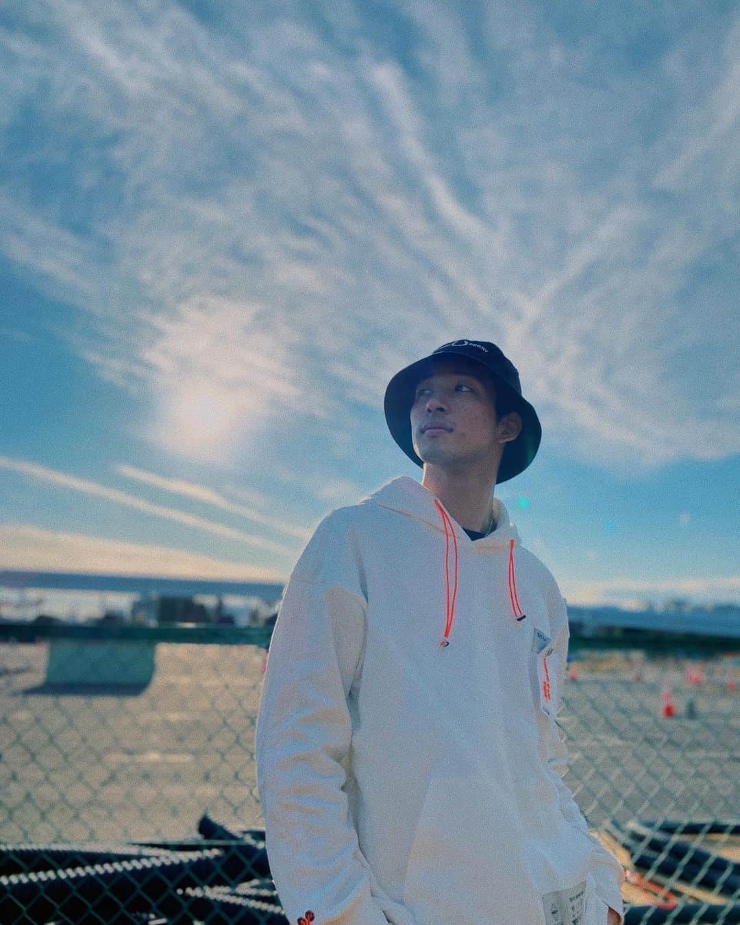 古幡亮（WATWING）のインスタグラム：「The Sky Is The Limit. #watwing #sky#skyline#portrait」