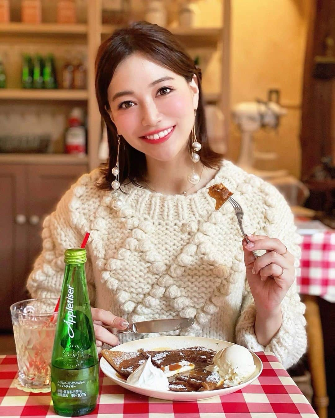 石井里奈さんのインスタグラム写真 - (石井里奈Instagram)「こんばんは🥰❤️ . 今夜は里奈ログ🤤 原宿にあるオ・タン・ジャディスへいってきたよ🎂💕 . 可愛い煉瓦の一軒家の地下にあるクレープリー💕✨ . お店の代名詞ともいえる大人気商品、塩バターキャラメルのクレープをペロリ😋❤️ . ほろ苦い淡いキャラメルと濃くある溶けたバターでいただくふわふわのクレープと一緒に頼んだのはアップルタイザー🍎 . 微炭酸で果汁100%で砂糖不使用なのが嬉しい🥰ノスタルジーな空間でゆったり楽しめて海外旅行に来てる気分でした💕 . ガレットもおいしかったよ❤️ . 今回もたくさん動画撮ったので載せますね🎵また食べに行きたいな😋😋 . 今月も素敵なお店に出会えて幸せでした☺️今日もお疲れ様でした❤ . 🏠オ・タン・ジャディス　クレープリー ☎︎03-3770-2457 . #りなまるグルメ #グルメ #apple #りんご #クレープ #crepe #CREPEROE #奥渋 #渋谷 #渋谷カフェ #アップルタイザー #アップルタイザーカフェ部 #砂糖不使用 #ノンアルコール #原宿カフェ #cafestagram #かわいい #ガレット #スイーツ #塩バターキャラメル #キャラメル #カフェ巡り #グルメ女子 #shibuya #harajuku #原宿 #東京スイーツ #インスタ映えスイーツ #カフェスタグラム」2月5日 19時43分 - ri7tin1025