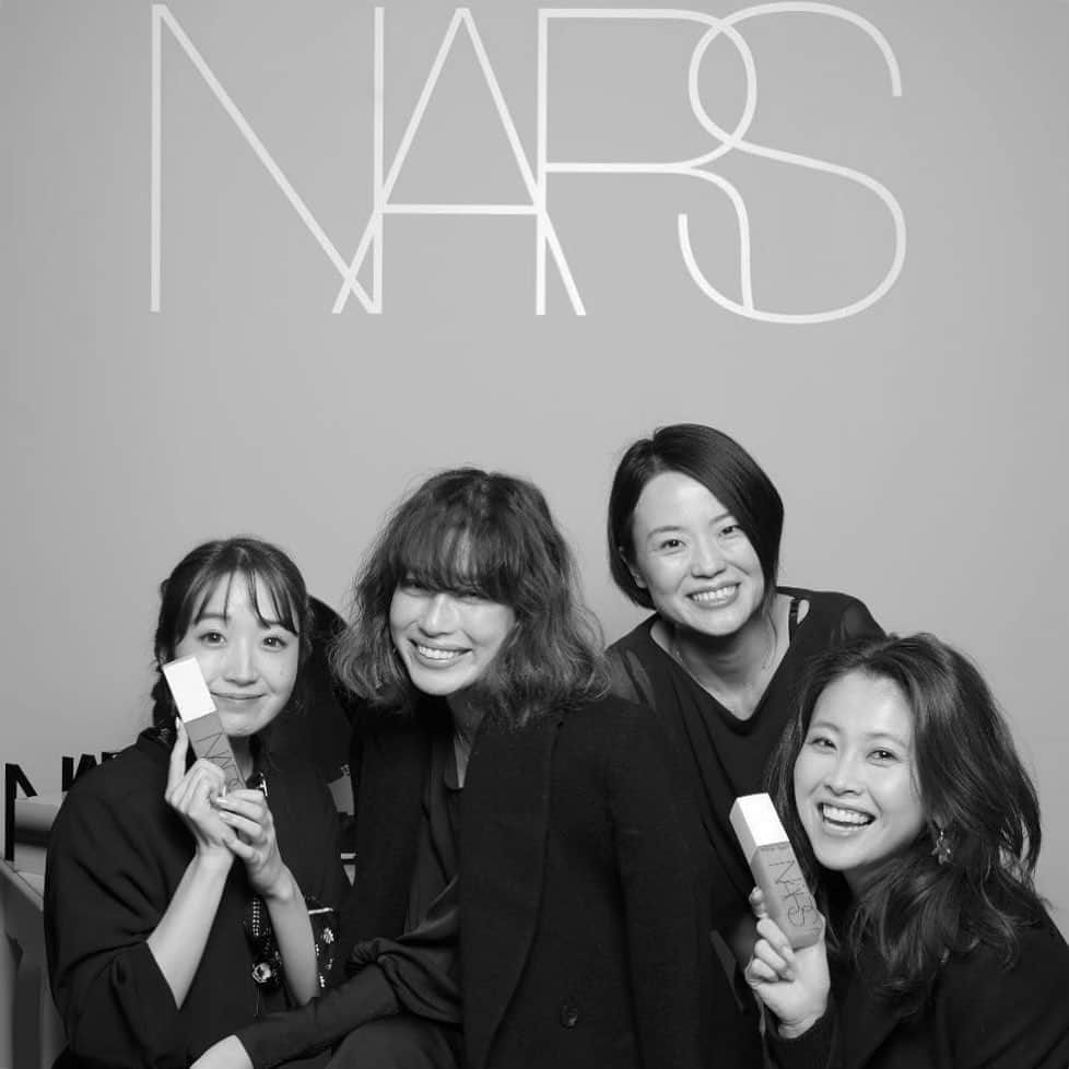 JUNNAのインスタグラム：「日頃から愛用している @narsissist のチークやリップカラーに新作たちが登場。  皆んなで新作を囲んでタッチアップ 自分に似合うカラー探し！  私は新作の ティンティッドグローブースターのKALVOYA と 自然で艶の綺麗なベージュ系チークBLUSH 4078 と グロスの様な軽さと透明感が気に入って AFTERGLOW LIP BALM 1383 をお持ち帰り。  今から配信するインスタライブでもご紹介します💗  配信、遅くなってしまってごめんなさい🙏  #narsissist #narscosmetics #narslipstick #narsfoundation #デパコス#メイク #メイクアップ #ナーズ #コスメ#リップ#チーク#junna💋」