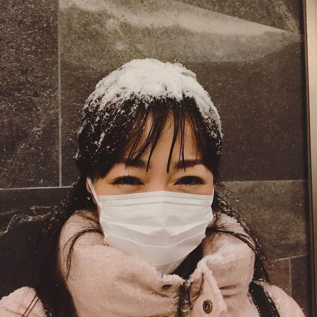 高橋春花のインスタグラム：「こういう日に限ってフードなしのコートなんだなぁ。 3分でこうなりました。 ほんとです。笑 北海道のみなさん、 今晩は水道凍結に警戒ですよー！！！ #雪#雪女 #普段はフード付きなのに #傘は冬は持たない #水道凍結#注意 #札幌朝はマイナス10度 #前回投稿との気温差よ #高橋春花#HTB」