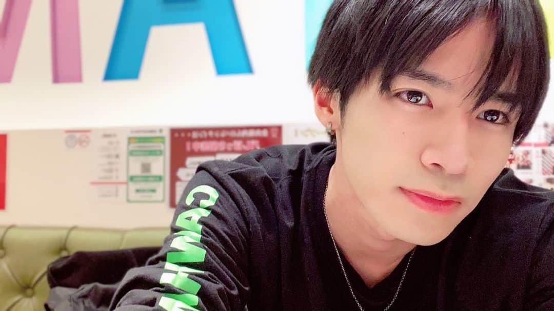 のインスタグラム：「I love jet black. . . . . . #自撮り #黒髪 #BLACK #GUCCI #fashion #ファッション #ｾｸﾗﾊﾞ #せくらば #セクラバ #セクメン #大谷悠哉 #yuyaotani #サラスト #直毛 #サラストヘアー #ノーセット #名古屋 #金山」