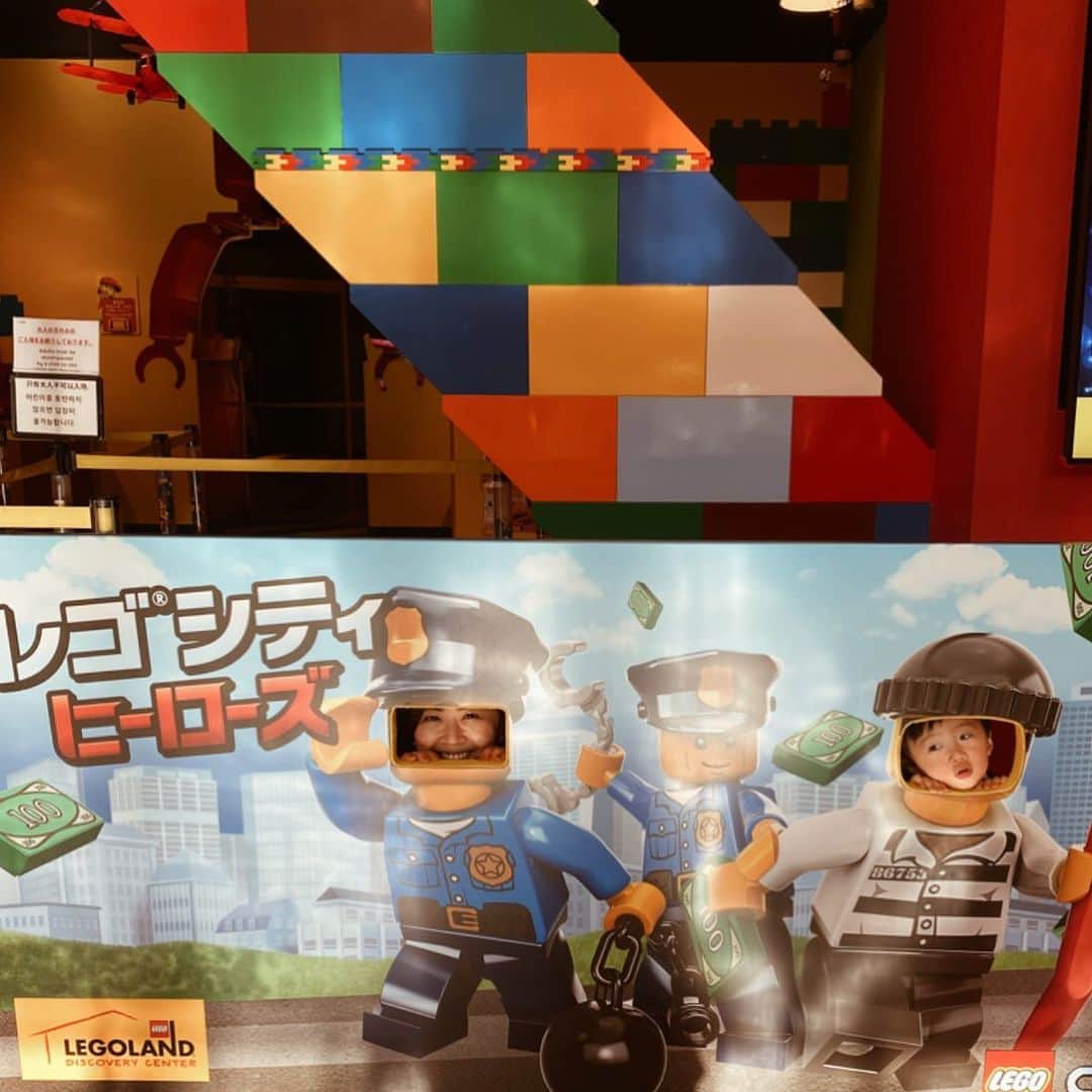 urakoさんのインスタグラム写真 - (urakoInstagram)「. shoチャン親子と 初めてのLEGOランド大阪へ 💛💚💙🧡❤️ . . ショーを見たり ブロックで遊んだりᵕ̈ ムスコには まだ少し早いかなと言う感じでしたが、 LEGO大好き兄さんと一緒だったから とても楽しそうでした❣️ . . 写真3枚目の乗り物からは なかなか離れなかった🤣 入り口にあった顔出しパネルでは かなり楽しませてもらいました🤣 よく見たら息子の顔🤣🤣🤣 . . もう少し大きくなったら もっともっと楽しめそうな遊びがいっぱいでした!! . . foodもLEGOのブロックの形の 🍔🍟 だったよ . . 最後はお買い物も楽しんで 大満喫でした . #レゴランドディスカバリーセンター大阪  #レゴランド大阪 #レゴシティヒーローズ #1y4m #urako_mamalife」2月5日 19時52分 - urako0618