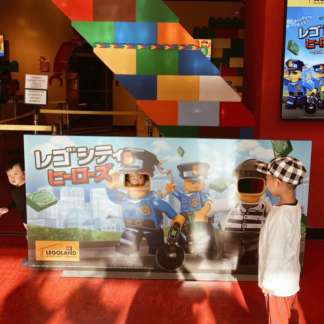 urakoさんのインスタグラム写真 - (urakoInstagram)「. shoチャン親子と 初めてのLEGOランド大阪へ 💛💚💙🧡❤️ . . ショーを見たり ブロックで遊んだりᵕ̈ ムスコには まだ少し早いかなと言う感じでしたが、 LEGO大好き兄さんと一緒だったから とても楽しそうでした❣️ . . 写真3枚目の乗り物からは なかなか離れなかった🤣 入り口にあった顔出しパネルでは かなり楽しませてもらいました🤣 よく見たら息子の顔🤣🤣🤣 . . もう少し大きくなったら もっともっと楽しめそうな遊びがいっぱいでした!! . . foodもLEGOのブロックの形の 🍔🍟 だったよ . . 最後はお買い物も楽しんで 大満喫でした . #レゴランドディスカバリーセンター大阪  #レゴランド大阪 #レゴシティヒーローズ #1y4m #urako_mamalife」2月5日 19時52分 - urako0618