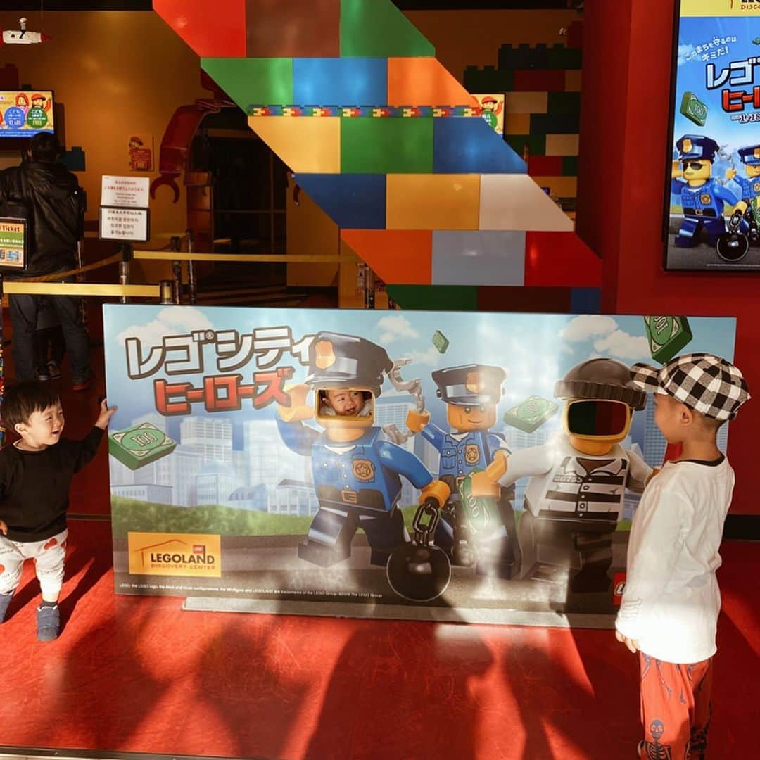 urakoさんのインスタグラム写真 - (urakoInstagram)「. shoチャン親子と 初めてのLEGOランド大阪へ 💛💚💙🧡❤️ . . ショーを見たり ブロックで遊んだりᵕ̈ ムスコには まだ少し早いかなと言う感じでしたが、 LEGO大好き兄さんと一緒だったから とても楽しそうでした❣️ . . 写真3枚目の乗り物からは なかなか離れなかった🤣 入り口にあった顔出しパネルでは かなり楽しませてもらいました🤣 よく見たら息子の顔🤣🤣🤣 . . もう少し大きくなったら もっともっと楽しめそうな遊びがいっぱいでした!! . . foodもLEGOのブロックの形の 🍔🍟 だったよ . . 最後はお買い物も楽しんで 大満喫でした . #レゴランドディスカバリーセンター大阪  #レゴランド大阪 #レゴシティヒーローズ #1y4m #urako_mamalife」2月5日 19時52分 - urako0618