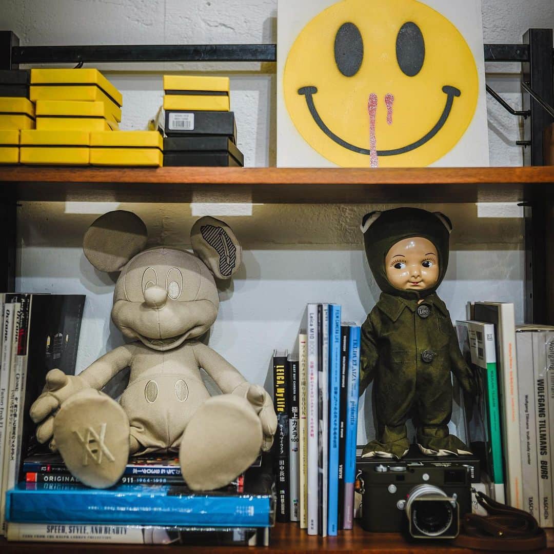 石川涼のインスタグラム：「もはやアート化されたフィギュアをちょいちょい買います。いつか自分でもおもちゃ屋さんやってみたいな。  #danielarsham#madsaki#readymade #leica#leicacamera#leicam10psafari」