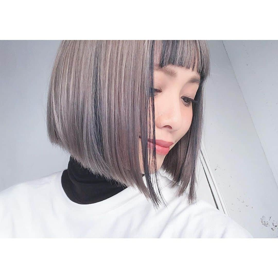 小泉梓さんのインスタグラム写真 - (小泉梓Instagram)「載せ忘れてた。  NEWヘア。  11日にまたヘアショーがあるから、長さは切らずにカラーと前髪整えてもらったよ。  前髪と顔まわりにローライトを入れてもらってるんだけど、だいぶ馴染んできてたから今回は新しく入れ直したんだ。  みんなが同じ髪にしましたってDMくれたり、美容室に見せてくれたりの情報がとても嬉しいよ、ありがとう。  詳しい内容は、 @nobuhair に聞いてみてね。  そしてストーリー見てくれてる方はわかってるかもですが、かなり久々にインフルエンザＡ型に感染し、40度を超える熱でかなり辛かった…。ワクチン打っているのに軽くなる説は人によるらしい。もう来年からはワクチンしなくていいかな、高いし。 発熱から3日後、ようやく熱も下がってきました。 DMくれたみんなありがとう。  また、お仕事でもご迷惑をかけてしまい申し訳ありませんでした。  みんなもコロナウイルスの前にインフルエンザも同じく気をつけてね。  #newhair #hair #haircolor #hairstyle #bobhaircut #ヘアカラー #ヘアスタイル #アッシュ #ローライト #前髪カット #バング #inoaカラー #ラウンド前髪 #ボブ #loreal  #kerastase」2月5日 20時03分 - azusan111