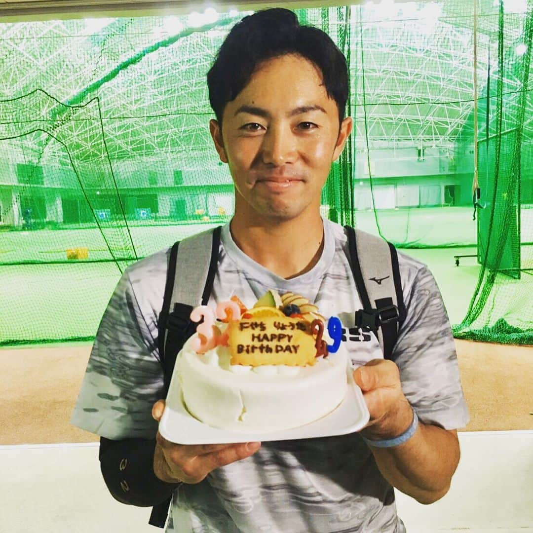 谷内亮太さんのインスタグラム写真 - (谷内亮太Instagram)「29歳になりました。 たくさん祝福していただいてとても幸せな1日になりました。 ありがとうございました！  まずはこのキャンプ頑張ります。  #2月3日  #29歳 #誕生日 #パパ #マニフレックス #睡眠大事」2月5日 20時03分 - ryota.y0203