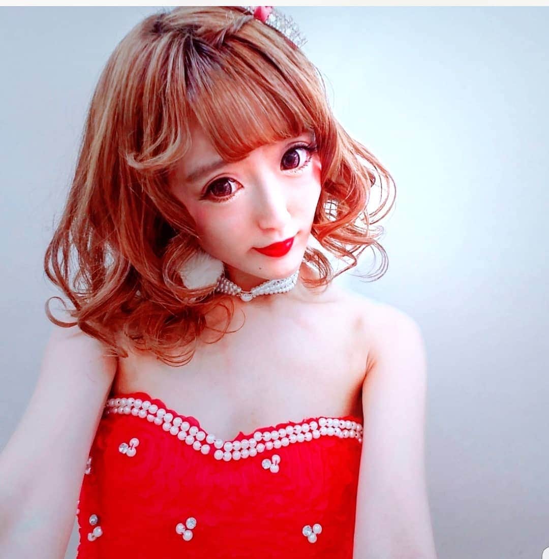 梁愛美のインスタグラム：「”Valentine fest〜White love〜” ❥ ❥ #MISS_OKTOBERFEST 2019年度イメージガール #美羽希。 ちゃん&2020年度イメージガール #梁愛美 による2Man Live🍺💕 ❥ ❥ そして2020年初Liveでしたぁ🎤💕 ❥ ❥ ご来場してくれたみなさん本当にありがとうございましたぁ🙏🏻💕 ❥ ❥ 約2年振り(？)の新曲も初披露しましたぁ🎤✨ ❥ ❥ ”Love is not forever/aimi ryou” ❥ ❥︎ 作詞:aimi ryou 作曲:美羽希。 編曲:aimi ryou/美羽希。 ❥︎ ❥︎ ”結ばれない愛”をテーマに描いた新曲…。 ❥︎ ❥︎ いかがでしたかぁ？？🎹💭 ❥ ❥ 一切の妥協もせずこだわり抜いた1曲✨ ❥ ❥ (わがままな性格…本領発揮w) ❥︎ ❥︎ 寒い寒い真冬に聴いて欲しいです❄❄ ❥ ❥ 1つ前の記事にLIVE動画upしてるので是非是非聴いて下さい😌🎧💕 ❥ ❥ #live #artist #singer #miiyacafe #japanesegirl #kawaii #kawaiistyle #lingerie #kawaii #kawaiistyle #japanesegirl #platinumproduction #aimiryou #ランジェリー #歌手 #作詞家 #楽曲提供 #新曲 #音楽好きな人と繋がりたい #プラチナムプロダクション #팔로우 #셀스타그램 #얼스타그램 #아이돌 #가수」