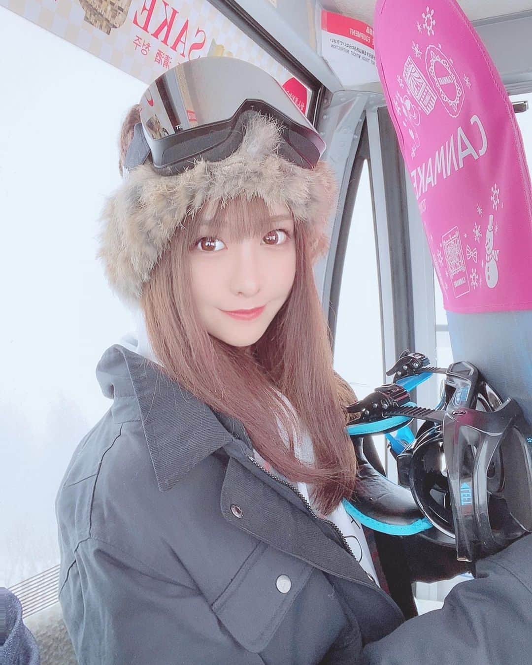 まゆさんのインスタグラム写真 - (まゆInstagram)「お久しぶりです♡ . やっとまとまったお休みができたから 雪を求めて新潟まで出かけてきたよ🚅❄️ . . 今年もいっぱい滑りたいし いーっぱいお出かけしたいなぁ🌈 . . . . . #スノボー　#スノボー女子　 #スノーボード　#スノーボード女子  #snowboarding #snow #skiski #🏂#❄️ #instagood #instalike」2月5日 20時00分 - mo44l