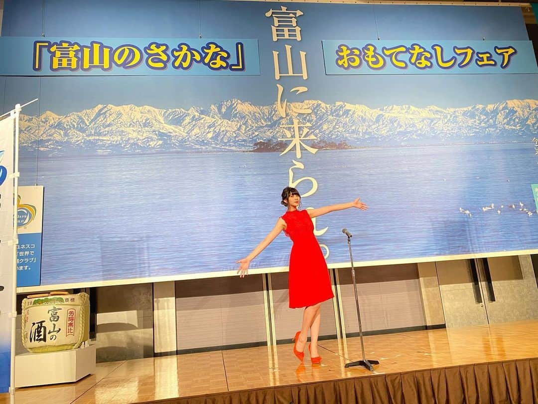 のインスタグラム：「‪今年も富山のさかなおもてなしフェアに行ってきました🤤🤤💕‬﻿ ‪鏡開きにも参加させて頂いて、でーっかいブリと一緒に写真も撮りました🐟‬﻿ ﻿ ‪昨年に続き今年も呼んでいただけて本当に嬉しい😭‬﻿ ‪富山のさかな応援Girlとして今年もいっぱい富山県のお魚の美味しさを伝えていきます！‬﻿ ‪ありがとうございました✨‬﻿ ﻿ #アンジェラ芽衣 #写真 #photo #富山県 #富山のさかな応援Girl #富山 #おさかなフェア」