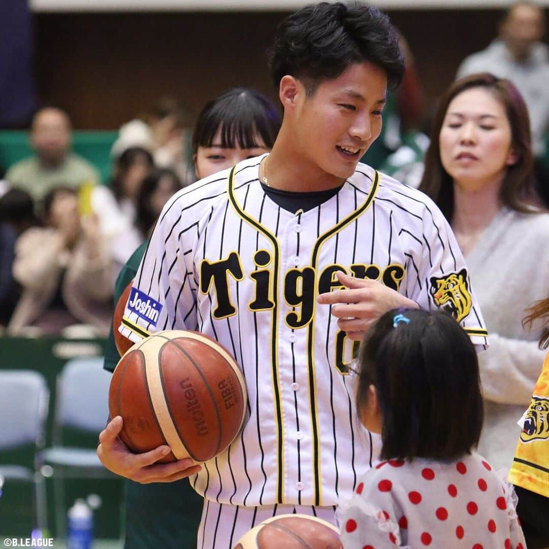 B.LEAGUEさんのインスタグラム写真 - (B.LEAGUEInstagram)「#プロ野球の日 ⚾️﻿ ﻿ ﻿ プロ野球の日ということで以前B.LEAGUEに﻿ ゲストとしてご来場したプロ野球選手を﻿ ピックアップしました📸💗﻿ ﻿ ﻿ #西宮ストークス に#阪神タイガース の﻿ #木浪聖也 選手と #植田海 選手がご来場🌟﻿ ﻿ #シーホース三河 に#中日ドラゴンズ の﻿ #ビシエド 選手がご来場🌟﻿ ﻿ #レバンガ北海道 に#北海道日本ハムファイターズ の﻿ #稲葉篤紀 スポーツ・コミュニティ・オフィサー﻿ #田中賢介 スペシャルアドバイザーがご来場🌟﻿ ﻿ ﻿ #野球 #キー太 #キー太くん #ストーキー #野球好きな人と繋がりたい #野球女子 #野球少年 #野球好き #BLEAGUE #Bリーグ #プロバスケ #バスケットボール #basketball」2月5日 20時05分 - b.league_official