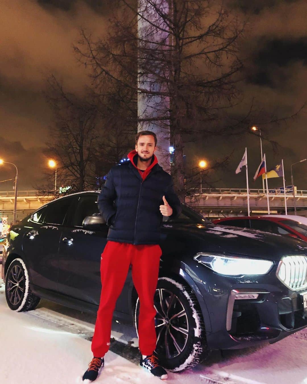 ダニール・メドベージェフのインスタグラム：「Thanks to @bmwru for giving me this monster 🔥👌🏻during my Moscow stay// Спасибо @bmwru , что дали погонять на этом монстре 🔥👌🏻」