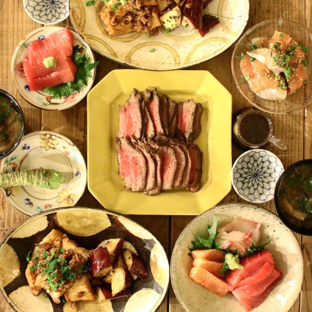 Atsukoさんのインスタグラム写真 - (AtsukoInstagram)「Today's dinner 2020.02.05 ･ ･ お刺身 大学芋 厚揚げと挽肉の炒め煮 ローストビーフ ･ ･ @coconomi_141  ココノミさんから頂いた、 #生わさび を使いたくてお刺身盛り合わせ。 中トロ、生サーモン、真鯛。 やっぱり中トロうまいー❤ そしてわさびがまた美味し😋😋 さすがチューブとはちがう←当たり前😂😂🔨 残りは握り寿司にしたい❤ ･ ･  #おうちごはん#onthetable#暮らし#あつ子めし#dinner#晩御飯#今日の晩ご飯#うちの晩ご飯#お刺身#sushi#kurashiru #LIN_stagrammer#おうちごはんlover#IGersJP#フーディーテーブル#マカロニメイト#macaroniブランドアンバサダー#おうちカフェ#おうち和ごはん#クラシル#f52grams#ellegourmet#ココノミ#無農薬野菜」2月5日 20時07分 - sakuracafe001