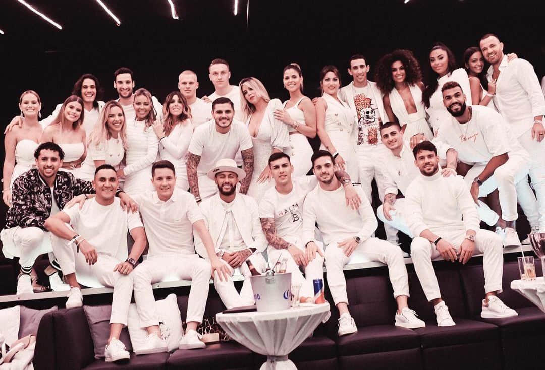 のインスタグラム：「Ney’s birthday⚪️⚪️ Felicidades!!🤙🏽😘 @neymarjr」