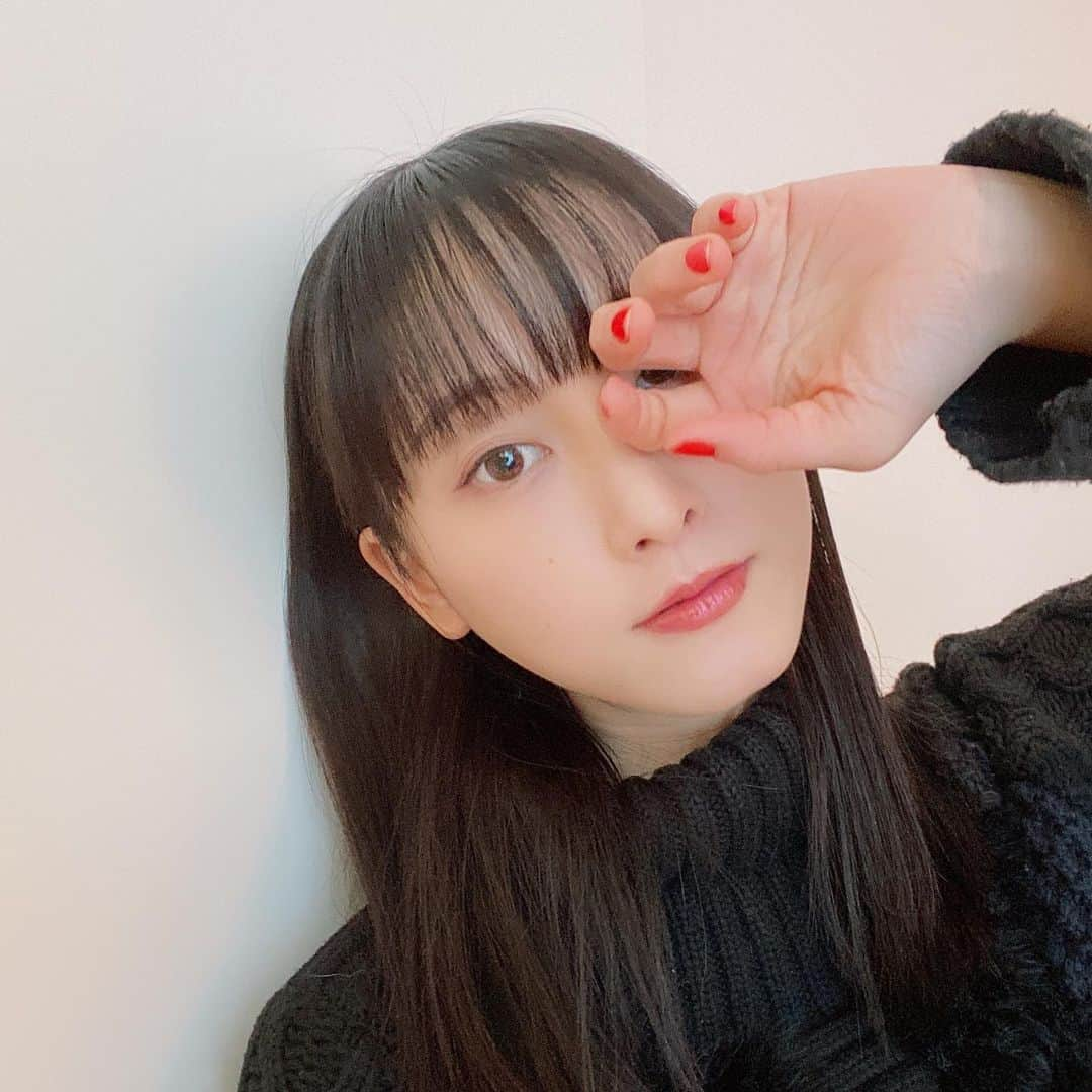 松井玲奈さんのインスタグラム写真 - (松井玲奈Instagram)「今日は嬉しい事がたくさんありました。 昨日もそうだったけど、今日はさらに！ 漂っていたところから、やっと感覚が掴めて泳ぎ始めれた気分。とても大切で濃密な時間を過ごしているけど、ここからもっと濃くなると思うとワクワクします。 みんな、楽しみにしててね。」2月5日 20時29分 - renamatui27