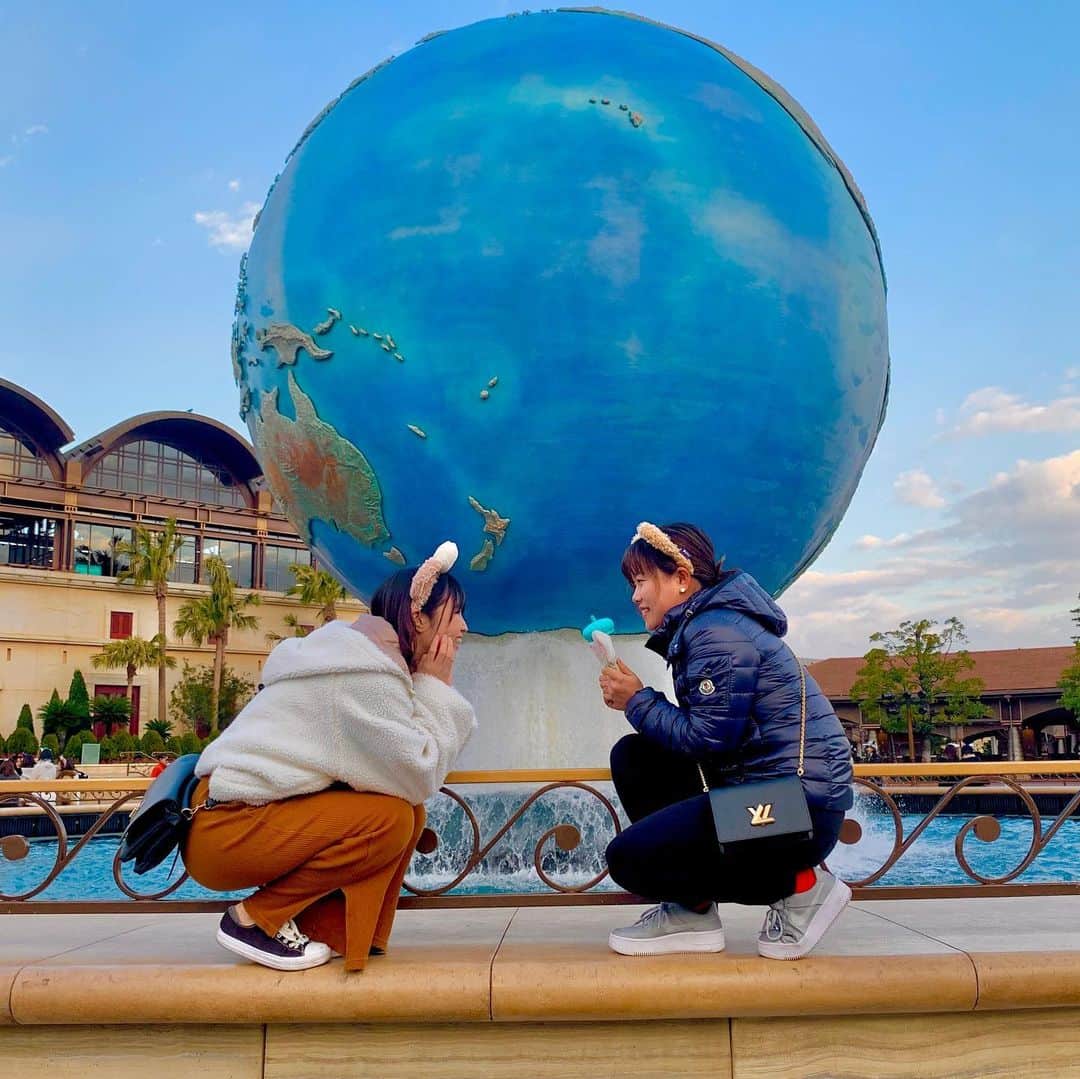 のインスタグラム：「念願のディズニー😍😍 鹿児島から友達がわざわざ来てくれました😭🧡ありがとうね🙇‍♀️🙇‍♀️ また行こうね✨✨✨ #tokyo  #東京ディズニーシー #楽しかったね♥️ 全然話変わるけど、 「ですです」とか「だよだよ」とかって鹿児島弁なんだね。知らなかった笑笑。」