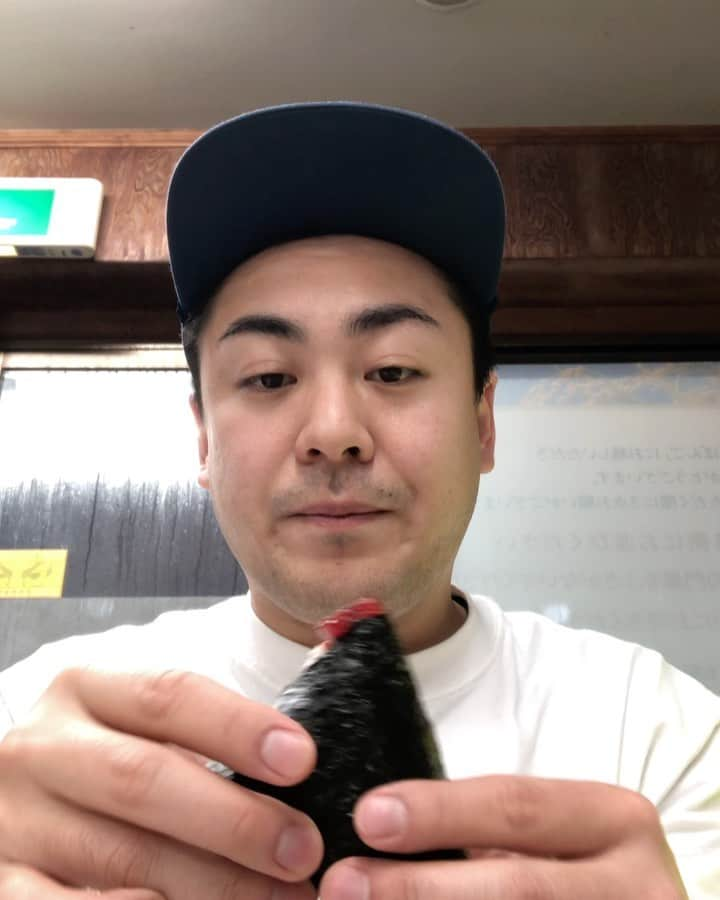 親指ぎゅー太郎のインスタグラム：「整体師のベロベロ日記 東京編ラスト！！笑 憧れのおにぎり！ 元力士が僕の行きたい所は全部遠い！！と却下してきたのにここは遠くても付き合ってくれました！笑 . すじこに鮭！！おかわりできる味噌汁は最高ーーー(^^) お酒があったらなーーって思うけどここはサクッと食べてパッと出るのが粋！！ 移動して銭湯行ってキンキンの生ホッピーで喉を潤し、インスタグラマーさんお勧めの渋い飲み屋でホッピー！！ また移動して生親子丼で締めて朝方に立ち食いそばでコロッケ蕎麦(^^) 東京満喫しましたーー！ 元力士のめっちゃさんありがとう #整体師のベロベロ日記 #東京グルメ #ぼんご #すじこおにぎり  #キンキンホッピー #因みに富士そばも行きました #東京はサクッと飲んで出る #それが粋 #大阪でもその飲み方しないと #って信頼するグルメブロガーが言うてた」