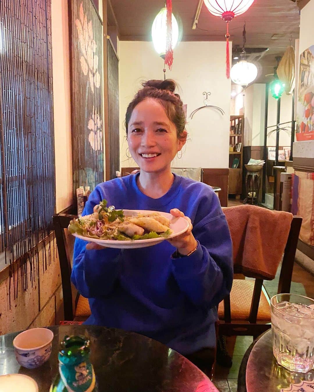 北澤 宏美さんのインスタグラム写真 - (北澤 宏美Instagram)「🇻🇳🇻🇳🇻🇳 十数年、ずっとずっと気になっていたお店に やっと行けた2020😆  Nha Viet Nam ヴェトナム館 2002年にオープンした老舗で 本格ベトナム料理が味わえるベトナミーズレストラン  ベトナム大使館からベトナム料理店を作ってほしい という要請があってできたお店なんだって😲  スタッフもベトナム人なのでベトナムにいる感覚に陥る（本場行ったことはない）😁 どの料理もおいしかったな とくにベトナムの揚げ春巻きすきだな これは辛い（汗）という料理もあったけど 美味しさが勝ってた🧡 おすすめしてくれたデザートも独特な食感で アジア系すきな人はハマるかも💜  店内ではベトナム製のバッグや、アオザイ、 小物もたくさん売っていて なんだかベトナム行きたくなっちゃった💙  @nha_vietnam  #ニャーヴェトナム #ニャーベトナム #恵比寿＃恵比寿西口 #恵比寿ランチ #恵比寿ディナー #ベトナム料理 #ヴェトナム料理 #PR」2月5日 20時40分 - romihy58