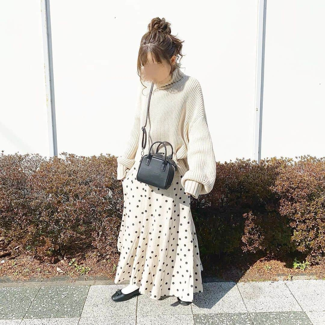 haruさんのインスタグラム写真 - (haruInstagram)「ㅤㅤㅤㅤㅤㅤㅤㅤㅤㅤㅤㅤㅤ ㅤㅤㅤㅤㅤㅤㅤㅤㅤㅤㅤㅤㅤ ㅤㅤㅤㅤㅤㅤㅤㅤㅤㅤㅤㅤㅤ #ootd ㅤㅤㅤㅤㅤㅤㅤㅤㅤㅤㅤㅤㅤ 一目惚れのドットスカート🤭❤︎ 長さ、色味、生地感、広がり方 すべてとっても好みのスカート🥺💓 ㅤㅤㅤㅤㅤㅤㅤㅤㅤㅤㅤㅤㅤ ベージュで合わせて小物黒にするの やりすぎてるけど☜ 合わせやすいししてしまいます🤣🧡( 笑 ) ㅤㅤㅤㅤㅤㅤㅤㅤㅤㅤㅤㅤㅤ ㅤㅤㅤㅤㅤㅤㅤㅤㅤㅤㅤㅤㅤ 上下とも @titivatejp 🌿 ㅤㅤㅤㅤㅤㅤㅤㅤㅤㅤㅤㅤㅤ アイテム詳細はWEAR見ていただけたら幸いです🌸 ㅤㅤㅤㅤㅤㅤㅤㅤㅤㅤㅤㅤㅤ ㅤㅤㅤㅤㅤㅤㅤㅤㅤㅤㅤㅤㅤ 今日はオープニングムービーまだつくれていなかったので はるさんゆかんぬさんにお手伝いしてもらって 撮ってきたのだけどめちゃくちゃ楽しかった☺️💕 ㅤㅤㅤㅤㅤㅤㅤㅤㅤㅤㅤㅤㅤ 色々悩みすぎていたけど、楽しんでやろう✨ プレ花嫁様👰頑張りましょう🥺💓！ ㅤㅤㅤㅤㅤㅤㅤㅤㅤㅤㅤㅤㅤ ㅤㅤㅤㅤㅤㅤㅤㅤㅤㅤㅤㅤㅤ #プチプラ#titivatejp #ティティベイト#ベージュコーデ#ゆるコーデ#低身長コーデ#153cmコーデ #titivatestyle #harucd ㅤㅤㅤㅤㅤㅤㅤㅤㅤㅤㅤㅤㅤ」2月5日 20時41分 - __haru3