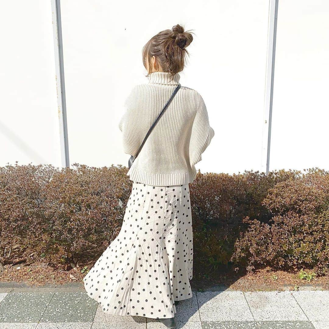 haruさんのインスタグラム写真 - (haruInstagram)「ㅤㅤㅤㅤㅤㅤㅤㅤㅤㅤㅤㅤㅤ ㅤㅤㅤㅤㅤㅤㅤㅤㅤㅤㅤㅤㅤ ㅤㅤㅤㅤㅤㅤㅤㅤㅤㅤㅤㅤㅤ #ootd ㅤㅤㅤㅤㅤㅤㅤㅤㅤㅤㅤㅤㅤ 一目惚れのドットスカート🤭❤︎ 長さ、色味、生地感、広がり方 すべてとっても好みのスカート🥺💓 ㅤㅤㅤㅤㅤㅤㅤㅤㅤㅤㅤㅤㅤ ベージュで合わせて小物黒にするの やりすぎてるけど☜ 合わせやすいししてしまいます🤣🧡( 笑 ) ㅤㅤㅤㅤㅤㅤㅤㅤㅤㅤㅤㅤㅤ ㅤㅤㅤㅤㅤㅤㅤㅤㅤㅤㅤㅤㅤ 上下とも @titivatejp 🌿 ㅤㅤㅤㅤㅤㅤㅤㅤㅤㅤㅤㅤㅤ アイテム詳細はWEAR見ていただけたら幸いです🌸 ㅤㅤㅤㅤㅤㅤㅤㅤㅤㅤㅤㅤㅤ ㅤㅤㅤㅤㅤㅤㅤㅤㅤㅤㅤㅤㅤ 今日はオープニングムービーまだつくれていなかったので はるさんゆかんぬさんにお手伝いしてもらって 撮ってきたのだけどめちゃくちゃ楽しかった☺️💕 ㅤㅤㅤㅤㅤㅤㅤㅤㅤㅤㅤㅤㅤ 色々悩みすぎていたけど、楽しんでやろう✨ プレ花嫁様👰頑張りましょう🥺💓！ ㅤㅤㅤㅤㅤㅤㅤㅤㅤㅤㅤㅤㅤ ㅤㅤㅤㅤㅤㅤㅤㅤㅤㅤㅤㅤㅤ #プチプラ#titivatejp #ティティベイト#ベージュコーデ#ゆるコーデ#低身長コーデ#153cmコーデ #titivatestyle #harucd ㅤㅤㅤㅤㅤㅤㅤㅤㅤㅤㅤㅤㅤ」2月5日 20時41分 - __haru3