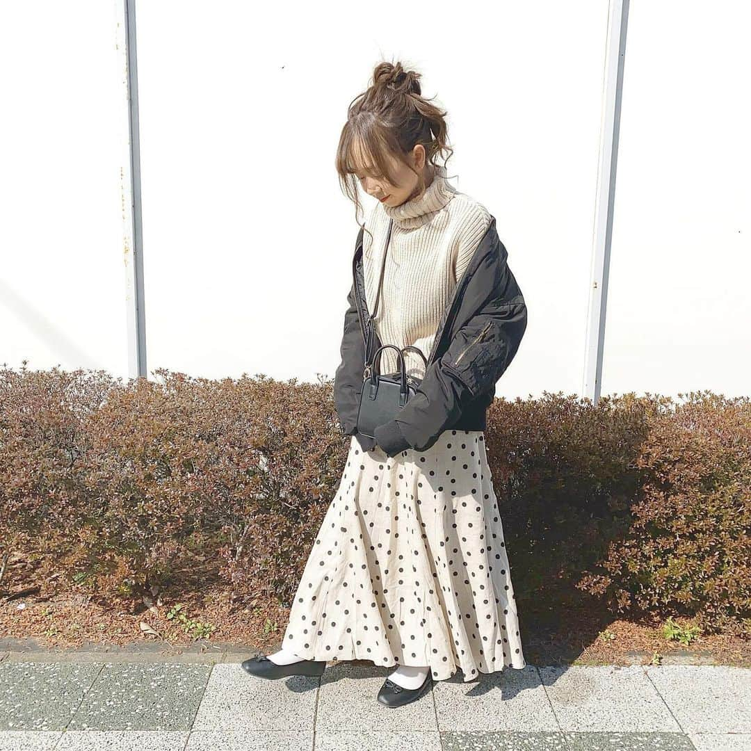 haruさんのインスタグラム写真 - (haruInstagram)「ㅤㅤㅤㅤㅤㅤㅤㅤㅤㅤㅤㅤㅤ ㅤㅤㅤㅤㅤㅤㅤㅤㅤㅤㅤㅤㅤ ㅤㅤㅤㅤㅤㅤㅤㅤㅤㅤㅤㅤㅤ #ootd ㅤㅤㅤㅤㅤㅤㅤㅤㅤㅤㅤㅤㅤ 一目惚れのドットスカート🤭❤︎ 長さ、色味、生地感、広がり方 すべてとっても好みのスカート🥺💓 ㅤㅤㅤㅤㅤㅤㅤㅤㅤㅤㅤㅤㅤ ベージュで合わせて小物黒にするの やりすぎてるけど☜ 合わせやすいししてしまいます🤣🧡( 笑 ) ㅤㅤㅤㅤㅤㅤㅤㅤㅤㅤㅤㅤㅤ ㅤㅤㅤㅤㅤㅤㅤㅤㅤㅤㅤㅤㅤ 上下とも @titivatejp 🌿 ㅤㅤㅤㅤㅤㅤㅤㅤㅤㅤㅤㅤㅤ アイテム詳細はWEAR見ていただけたら幸いです🌸 ㅤㅤㅤㅤㅤㅤㅤㅤㅤㅤㅤㅤㅤ ㅤㅤㅤㅤㅤㅤㅤㅤㅤㅤㅤㅤㅤ 今日はオープニングムービーまだつくれていなかったので はるさんゆかんぬさんにお手伝いしてもらって 撮ってきたのだけどめちゃくちゃ楽しかった☺️💕 ㅤㅤㅤㅤㅤㅤㅤㅤㅤㅤㅤㅤㅤ 色々悩みすぎていたけど、楽しんでやろう✨ プレ花嫁様👰頑張りましょう🥺💓！ ㅤㅤㅤㅤㅤㅤㅤㅤㅤㅤㅤㅤㅤ ㅤㅤㅤㅤㅤㅤㅤㅤㅤㅤㅤㅤㅤ #プチプラ#titivatejp #ティティベイト#ベージュコーデ#ゆるコーデ#低身長コーデ#153cmコーデ #titivatestyle #harucd ㅤㅤㅤㅤㅤㅤㅤㅤㅤㅤㅤㅤㅤ」2月5日 20時41分 - __haru3