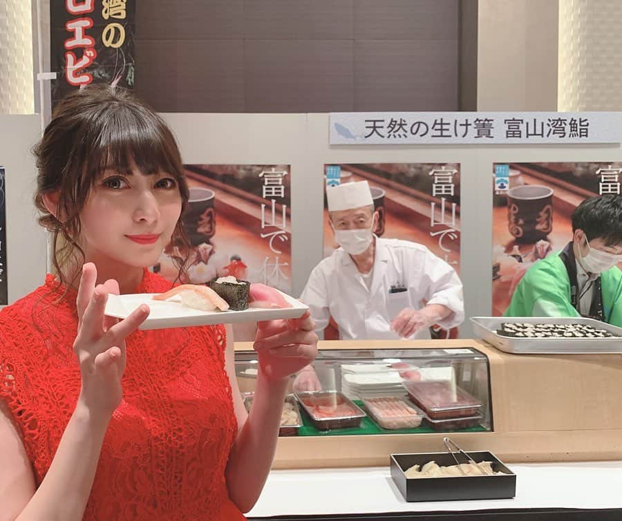 アンジェラ芽衣さんのインスタグラム写真 - (アンジェラ芽衣Instagram)「「富山のさかな」おもてなしフェアの会場には美味しい富山のご飯がたくさん！！﻿ 私も食べたよーーー🤤❤️﻿ 高志の紅ガニ、ぶり、白えび、ホタルイカ、ウマヅラハギ…﻿ 富山のお米「富富富(ふふふ)」など……！！﻿ 富山県の美味しい！がいっぱい詰まった会場でした😭😭﻿ はあ、、幸せじゃ、、、﻿ ﻿ #アンジェラ芽衣 #写真 #photo #富山県 #富山のさかな応援Girl #富山 #おさかなフェア」2月5日 20時41分 - ange_la00