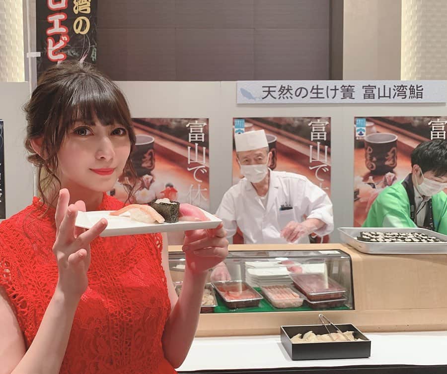 のインスタグラム：「「富山のさかな」おもてなしフェアの会場には美味しい富山のご飯がたくさん！！﻿ 私も食べたよーーー🤤❤️﻿ 高志の紅ガニ、ぶり、白えび、ホタルイカ、ウマヅラハギ…﻿ 富山のお米「富富富(ふふふ)」など……！！﻿ 富山県の美味しい！がいっぱい詰まった会場でした😭😭﻿ はあ、、幸せじゃ、、、﻿ ﻿ #アンジェラ芽衣 #写真 #photo #富山県 #富山のさかな応援Girl #富山 #おさかなフェア」