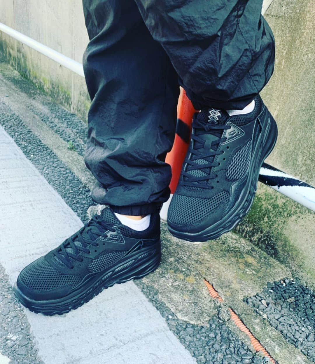 奈良裕也さんのインスタグラム写真 - (奈良裕也Instagram)「@uggjapan UGGのSneaker Campaignに参加しています👟僕の選んだのは CA805 Mesh BLACK 軽くて ちょい厚底がお気に入り🕶⚡️ どんなSTYLEにも万能シューズ #uggスニーカー #uggsneakers」2月5日 20時44分 - yuyanara