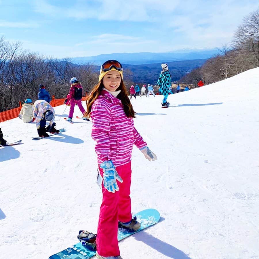 石田美奈子のインスタグラム：「𝚜𝚗𝚘𝚠𝚋𝚘𝚊𝚛𝚍🏂✨ . これまで全然ハマらなかった#スノボ ☺︎ ついにハマってしまいそうです(⑅ˊᵕˋ⑅)‼︎♡ . 新潟出身なのに今までほとんどスノボ経験がなくて、全然できないのですが😂 この前久々に行ったらすごーーく楽しかった☺︎☺︎☺︎ 楽しすぎて、2月中にあと3回スノボの予定入れちゃった😆💙 . 最初はとにかくリフト恐怖症で、 片足つけて移動する時どっちの足をボードにつけていいかもわからず、 なんとかジグザグ滑りができて、 最後は少ーしだけターンできたような🤣 けど転ぶ🤣🤣🤣 上手になりたいなー♫ 記録用に動画も載せておきます⑅◡̈* . 道具何も持ってなくて借りたのですが、ウェア一式欲しくなってる🤔💭 . #snowboard #snowboarding #スノボ #スノーボード #スノボ女子 #スノーボード女子 #軽井沢プリンスホテルスキー場 #スキー場 #スノーボード初心者」