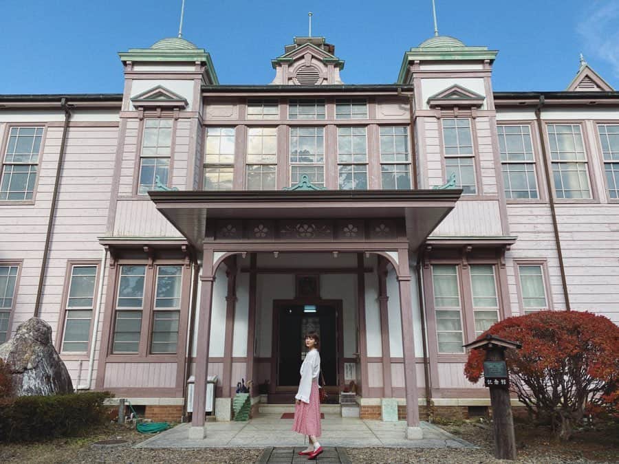 村田倫子さんのインスタグラム写真 - (村田倫子Instagram)「母校である佐倉高校に訪れました。 記念館(旧校舎)、200年以上も前に建てられたなんて、想像もつかないですよね…。 お仕事でここに来れたのが嬉しくて、同級生に連絡してしまいました。  思い出がつまった大好きな場所。 高校時代のインタビュー記事もアップされてます。  昨日はたくさんのコメントありがとうございました…。あたたかくて、ほっこりです。 あと、BUMPすきな方も反応してくださって、にまにまコメント読んでおりました🐈  #佐倉高校　 #桜に染まるまち佐倉 #京成桜駅 #佐倉市 #佐倉 #sakuracity」2月5日 20時50分 - rinco1023