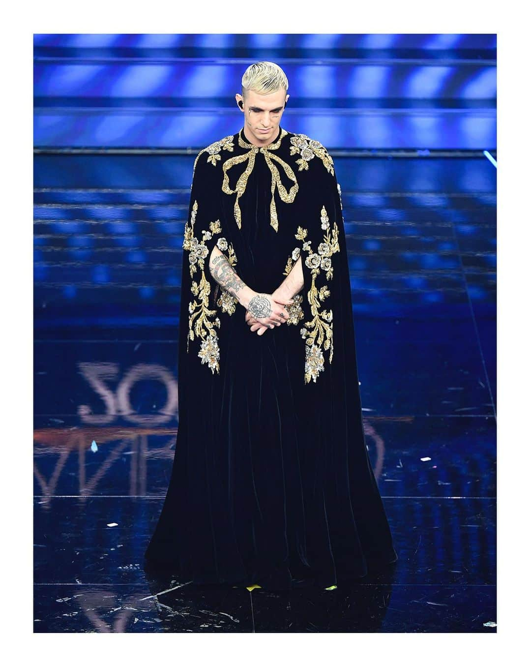 グッチさんのインスタグラム写真 - (グッチInstagram)「Captured on stage and behind-the-scenes at the 70th annual @Sanremorai Music Festival in Sanremo, Italy, #AchilleLauro @achilleidol wore a custom #Gucci velvet cape with floral sequin details over an embroidered mesh bodysuit with matching shorts designed by @alessandro_michele. Performing his new single ‘Me ne frego’—which translates to ‘I don’t care’—the singer interpreted a fresco by Giotto representing Saint Francis of Assisi, an Italian friar who in the 13th century devoted his life to charity. #AlessandroMichele #Sanremo2020 Behind the scenes photos: @obe_cocvcolv」2月5日 20時55分 - gucci