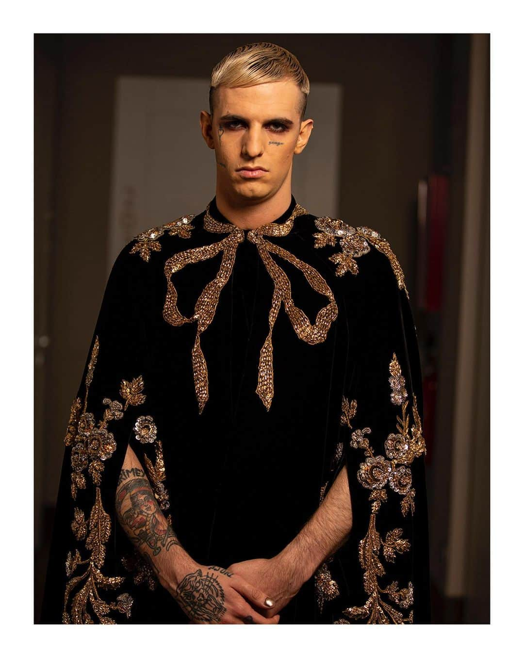 グッチさんのインスタグラム写真 - (グッチInstagram)「Captured on stage and behind-the-scenes at the 70th annual @Sanremorai Music Festival in Sanremo, Italy, #AchilleLauro @achilleidol wore a custom #Gucci velvet cape with floral sequin details over an embroidered mesh bodysuit with matching shorts designed by @alessandro_michele. Performing his new single ‘Me ne frego’—which translates to ‘I don’t care’—the singer interpreted a fresco by Giotto representing Saint Francis of Assisi, an Italian friar who in the 13th century devoted his life to charity. #AlessandroMichele #Sanremo2020 Behind the scenes photos: @obe_cocvcolv」2月5日 20時55分 - gucci